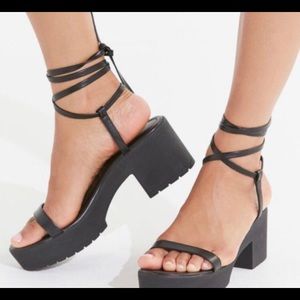 UO Claire Strappy Platform Sandals US 8
